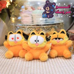عروسک گارفیلد نشسته
