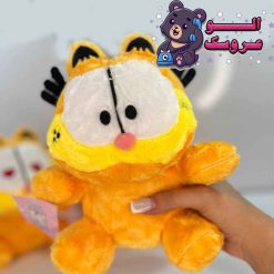 عروسک گارفیلد نشسته