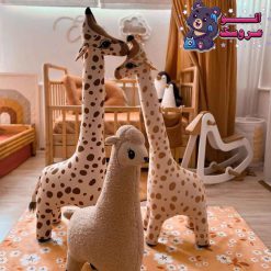 عروسک زرافه ایستاده